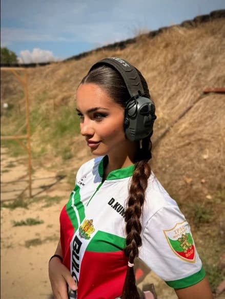 Състезателка с активни електронни антифони на стрелбище